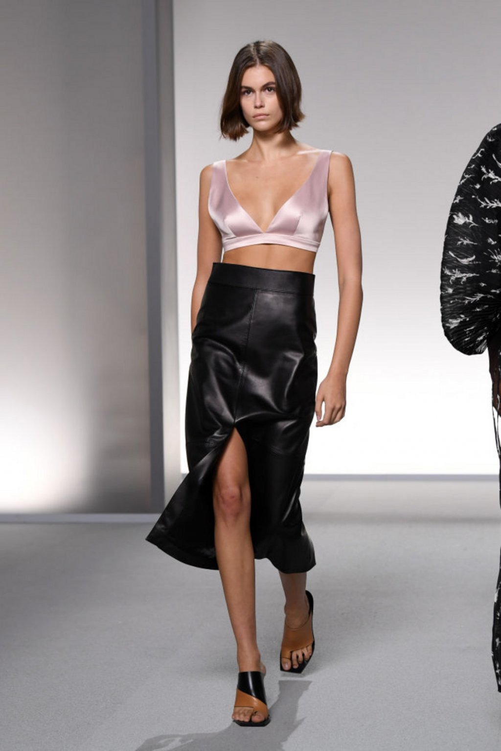 Сутиен вместо топ 
Видяхме го в различни вариации, текстури и стилове на пролетните модни подиуми. Ако смеете да изберете тази визия, просто добавете пола с висока талия и имате перфектен летен външен вид. 
На снимката: модел на Givenchy