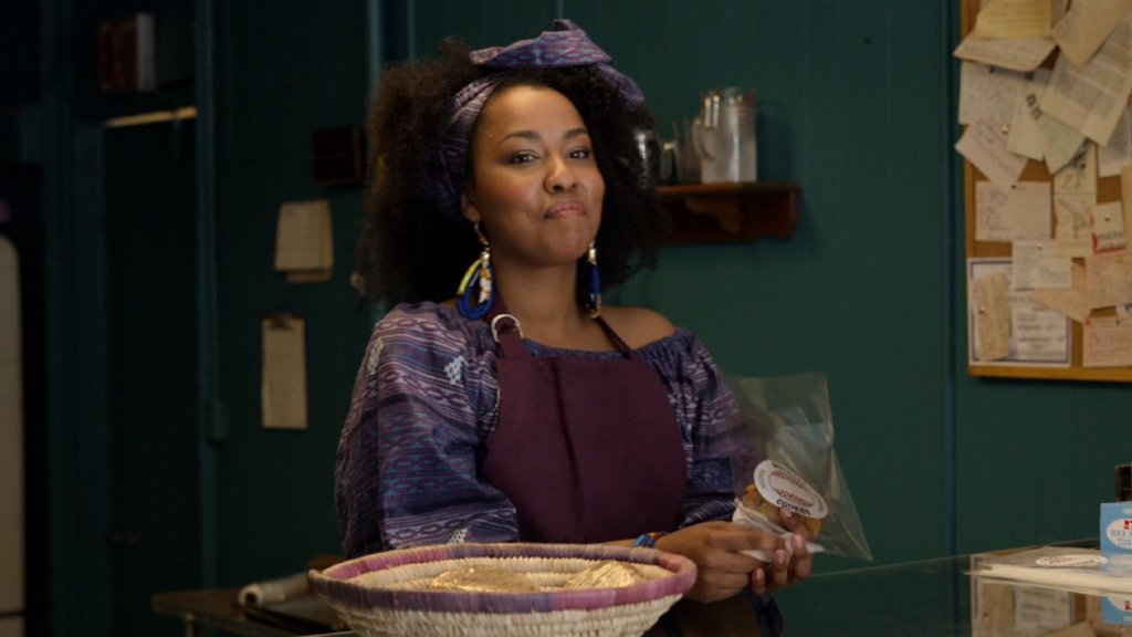 "Малката Америка" (Little America)
Сезони: 1
Епизоди: 8Продуциран специално за Apple+, сериалът вече получи много високи оценки от критиката. Причината е мозайката от забавни, романтични, сърдечни, вдъхновяващи и изненадващи истории на имигранти в САЩ, които днес са по-актуални от всякога.