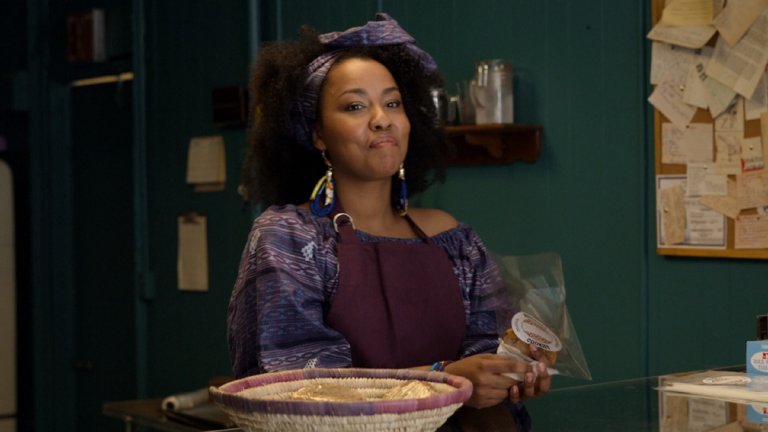 "Малката Америка" (Little America)
Сезони: 1
Епизоди: 8Продуциран специално за Apple+, сериалът вече получи много високи оценки от критиката. Причината е мозайката от забавни, романтични, сърдечни, вдъхновяващи и изненадващи истории на имигранти в САЩ, които днес са по-актуални от всякога.