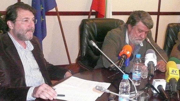 Довчера заедно, днес вече не - заместникът Димитър Дерелиев (вляво) и министърът Вежди Рашидов