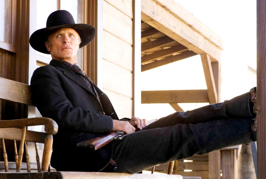 Не, този кадър не е от Westworld, а от филма Апалуза, режисиран от Ед Харис. Прекрасен уестърн, в който освен днешния рожденик, можем да видим Виго Мортенсен, Рене Зелеуегър, Джеръми Айрънс и Тимъти Спол 