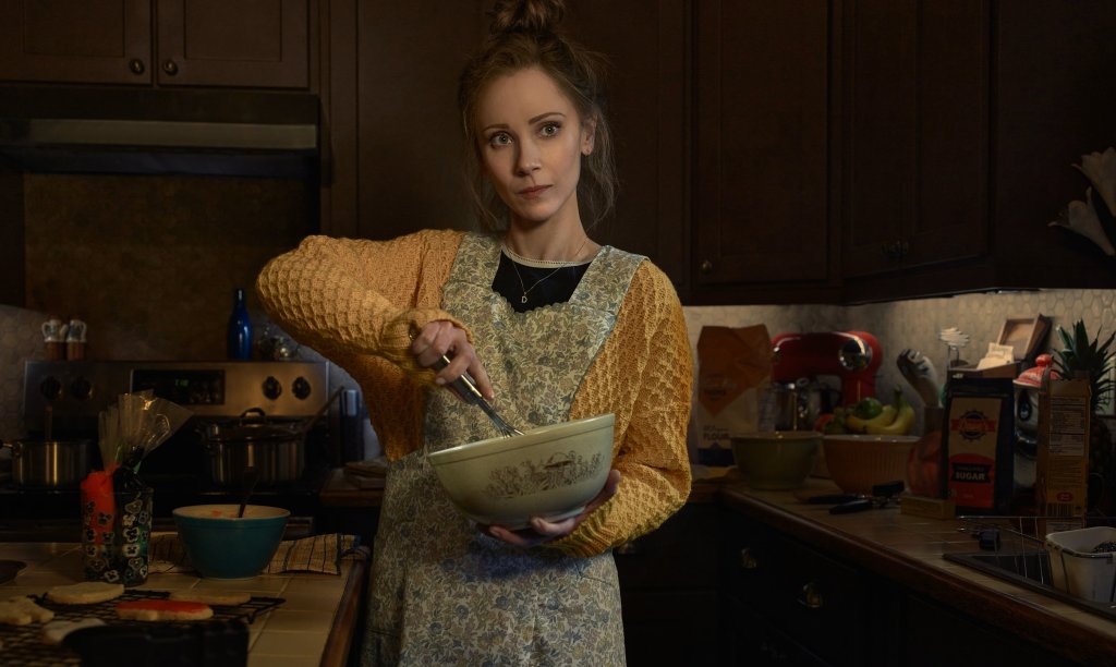 6. “Фарго” (2014 - 2024 г.)
Оценка в IMDb: 8,9 от 10 звезди
Оценка в Rotten Tomatoes: 85% одобрение
Къде да гледате: в Prime Video и Apple TV+
Антологичният криминален сериал, вдъхновен от филма на братята Коен, съчетава мистерия с щедра доза черен хумор.
Всеки сезон разказва самостоятелна история с нови герои и различно място на действие, но всички части са обединени от една и съща идея: обикновени хора се оказват въвлечени в престъпления, които бързо излизат извън контрол.
В центъра на сюжета обикновено стоят сблъсъци между хладнокръвни престъпници и упорити представители на закона, а фон на събитията най-често е заснеженият пейзаж на американския Среден Запад – също както в култовия филм от 1996 г.