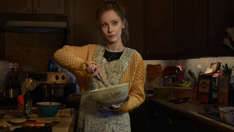 6. “Фарго” (2014 - 2024 г.)
Оценка в IMDb: 8,9 от 10 звезди
Оценка в Rotten Tomatoes: 85% одобрение
Къде да гледате: в Prime Video и Apple TV+
Антологичният криминален сериал, вдъхновен от филма на братята Коен, съчетава мистерия с щедра доза черен хумор.
Всеки сезон разказва самостоятелна история с нови герои и различно място на действие, но всички части са обединени от една и съща идея: обикновени хора се оказват въвлечени в престъпления, които бързо излизат извън контрол.
В центъра на сюжета обикновено стоят сблъсъци между хладнокръвни престъпници и упорити представители на закона, а фон на събитията най-често е заснеженият пейзаж на американския Среден Запад – също както в култовия филм от 1996 г.