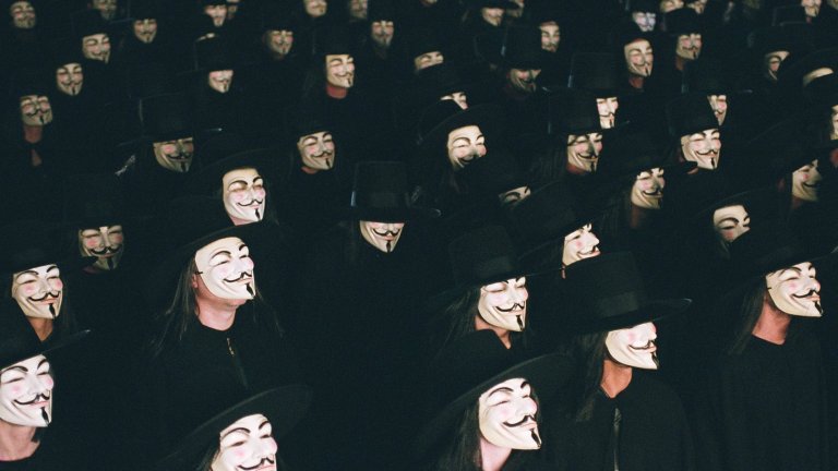 Където е 5 ноември, там е и Денят на Свети ПатрикПланът е филмът да излезе точно на знаменитата дата 5 ноември, но редица неуредици и проблеми забавят снимките, а оттам - и премиерата. Така в крайна сметка "В като Вендета" е по кината в Деня на Свети Патрик - 17 март. Уашовски са силно притеснени, че това ще съсипе делото им, но филмът се оказва боксофис успех.