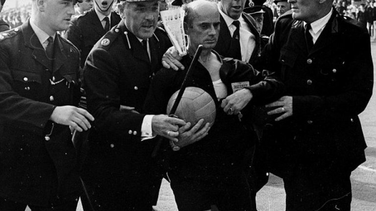 Рудолф Крейтлейн напуска терена на "Уембли" след кървавия четвъртфинал Англия - Аржентина на Мондиал 1966. Часове по-късно ще се роди идеята за картоните. Вижте в галерията поредните невероятни футболни факти.
