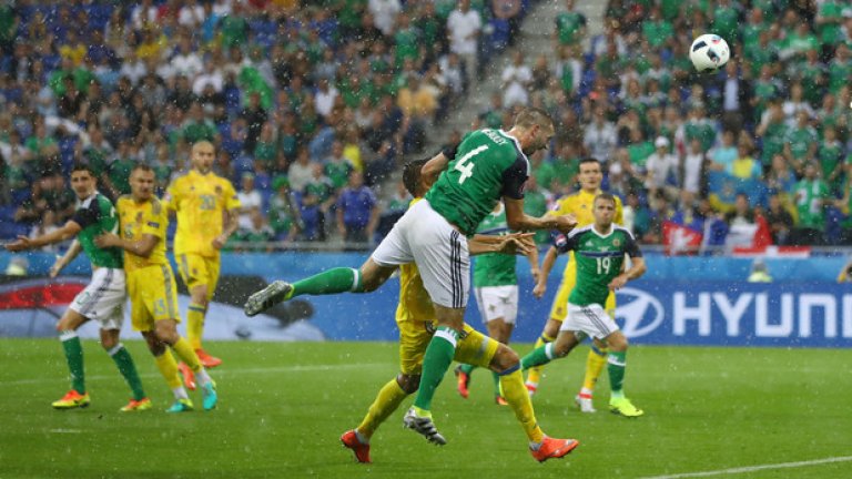 Оставен непокрит, Макоули засече центриране на Норууд и с глава вкара за 1:0