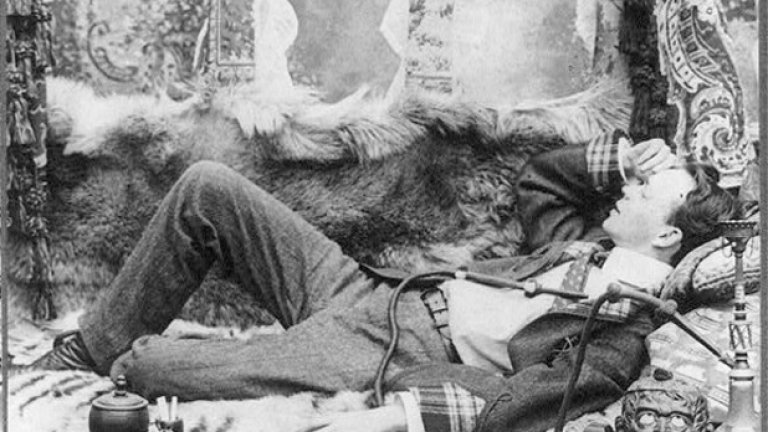 Историческа истина е, че с опиум злоупотребяват поети като Шарл Бодлер, като Артур Рембо, дори по-късно Пабло Пикасо и Жан Кокто, който описва изживяванията си на абстиненция и пристрастеност в книгата "Опиум“. Кокто пише, че не е пушил повече от "десет лули“ на ден, като е започвал с по три сутрин, към 9 часа. Така той вярвал, че като пуши сутрин ще намали шанса от пристрастеност, за която вече се е знаело колко е опасна. Според Кокто "опиумът остава уникален като усещане" и е за предпочитане пред другите наркотици като морфин.