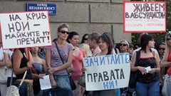 Яки сме българките, гордост е за нас да сме „български майки" в тази и във всички останали постоянни кризи в България. Да носим мъжете си на гръб, да изхранваме семействата си, да гледаме децата си, да се грижим за всичко като майки...
