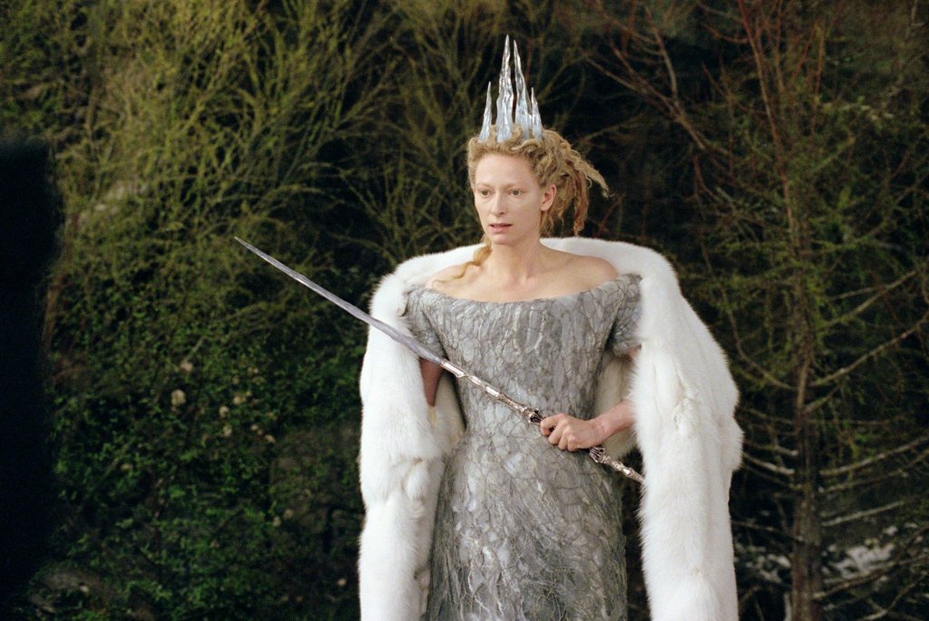 Характерната красота на Тилда Суинтън добавя към Бялата Вещица от \"The Chronicles of Narnia: The Lion, the Witch and the Wardrobe\". 