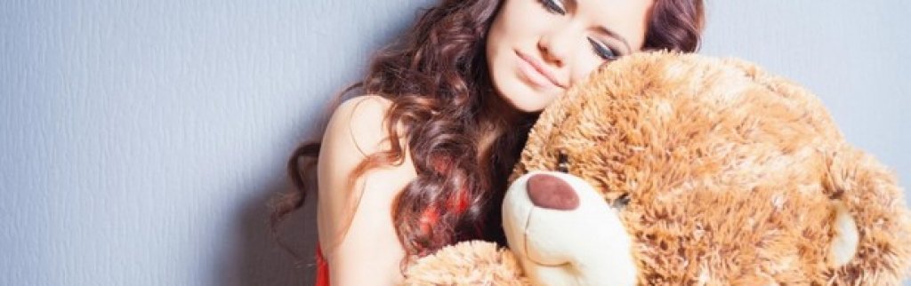 8. Детски играчки – мечета
Колкото и да е странно, фетишът към детски мечета е дотолкова разпространен, че си има име: урсусагалматофилия (ursusagalmatophilia). Въпреки дългото име, корените на този фетиш са лесни за разкодиране – майките просто твърде дълго и твърде често са слагали мечето в леглото на децата си, когато те са били малки. Този фетиш е подразделение на фетиша към плюшени играчки, известен като плюшофилия (plushophilia).
Всъщност този фетиш е много разппространен в последно време сред младите мъже. През 2010-та мъж на име Чарлс Маршал беше хванат да прави секс на публично място с плюшено мече. Според Huffington Post, които разказаха историята през 2012-та обаче, това е прецедент, заслужаващ отразяването си в медиите. Но имайте предвид, че публичността е много рядка при този вид фетиш и едва ли ще чуете някой да си признае.