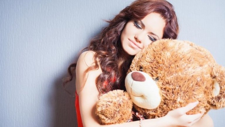 8. Детски играчки – мечета
Колкото и да е странно, фетишът към детски мечета е дотолкова разпространен, че си има име: урсусагалматофилия (ursusagalmatophilia). Въпреки дългото име, корените на този фетиш са лесни за разкодиране – майките просто твърде дълго и твърде често са слагали мечето в леглото на децата си, когато те са били малки. Този фетиш е подразделение на фетиша към плюшени играчки, известен като плюшофилия (plushophilia).
Всъщност този фетиш е много разппространен в последно време сред младите мъже. През 2010-та мъж на име Чарлс Маршал беше хванат да прави секс на публично място с плюшено мече. Според Huffington Post, които разказаха историята през 2012-та обаче, това е прецедент, заслужаващ отразяването си в медиите. Но имайте предвид, че публичността е много рядка при този вид фетиш и едва ли ще чуете някой да си признае.