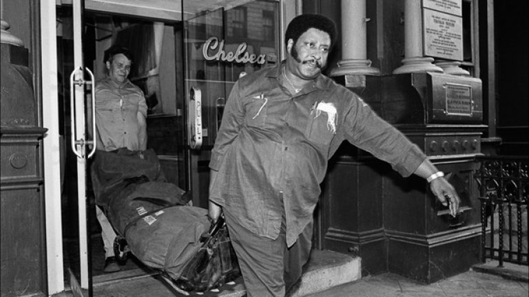 На 12 октовмри 1978 година тя е открита намушкана с нож и мъртва на пода в банята в стаята. Вишъс е задържан и обвинен за убийството й. На 22 октомври, десет дни след смъртта на Спънджен, Вишъс прави неуспешен опит за самоубийство, като си реже вените. Той умира на 2 февруари 1979, на 21 годишна възраст,от свръхдоза.