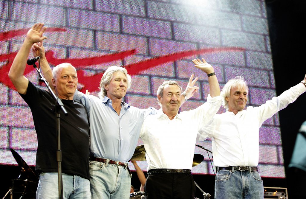 Pink Floyd

Една епохална група с крайно сложна и оплетена съдба и с предани фенове, които едва ли ще спрат да мечтаят за обединение. Тримата живи членове на състава от златните времена на Floyd обаче нямат намерение да се събират, макар че няколко пъти в последните години споделяха една сцена за по някое изпълнение.
Дейвид Гилмор и Роджър Уотърс се изпокараха още към края на 70-те. Двамата превъзмогнаха враждата за едно финално шоу на великия състав на Floyd заедно с Ник Мейсън и Рик Райт на концерта Live8 през 2005 г. 
Оттогава Уотърс и Гилмор подобриха отношенията си и още два пъти споделиха една сцена, но твърдо изключват възможността за обединение. Кийбордистът Райт почина през 2008 г., а преди две години барабанистът Ник Мейсън създаде своята банда Nick Mason's Saucerful of Secrets, с която свири ранния материал на Floyd.
Иначе Дейвид Гилмор обяви края на Pink Floyd през 2014-а, когато излезе финалният албум The Endless River.