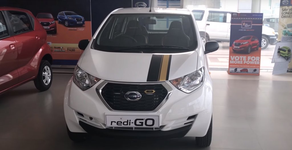 Datsun redi-Go - $3500
Datsun беше марка, която съществуваше допреди няколко месеца като индийския бранд за бюджетни возила на Nissan. Както видяхме досега, явно Индия е мястото, където най-много вървят подобни модели.
Най-бюджетният сред тях беше моделът redi-Go - буквално последният останал в портфолиото на Datsun. Количка, насочена към по-младите и ориентирани към екстремни преживявания потребители, на които не им пука особено много за неща като въздушни възглавници или собствен живот. 
Все пак за онези, които търсят една идея по-малко потенциално смъртоносни коли, Datsun имаше и подобрена версия на redi-Go с цена от $4600 с допълнителни функции като багажник с дистанционно управление.