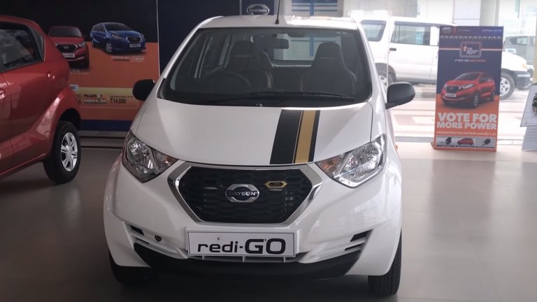 Datsun redi-Go - $3500
Datsun беше марка, която съществуваше допреди няколко месеца като индийския бранд за бюджетни возила на Nissan. Както видяхме досега, явно Индия е мястото, където най-много вървят подобни модели.
Най-бюджетният сред тях беше моделът redi-Go - буквално последният останал в портфолиото на Datsun. Количка, насочена към по-младите и ориентирани към екстремни преживявания потребители, на които не им пука особено много за неща като въздушни възглавници или собствен живот. 
Все пак за онези, които търсят една идея по-малко потенциално смъртоносни коли, Datsun имаше и подобрена версия на redi-Go с цена от $4600 с допълнителни функции като багажник с дистанционно управление.
