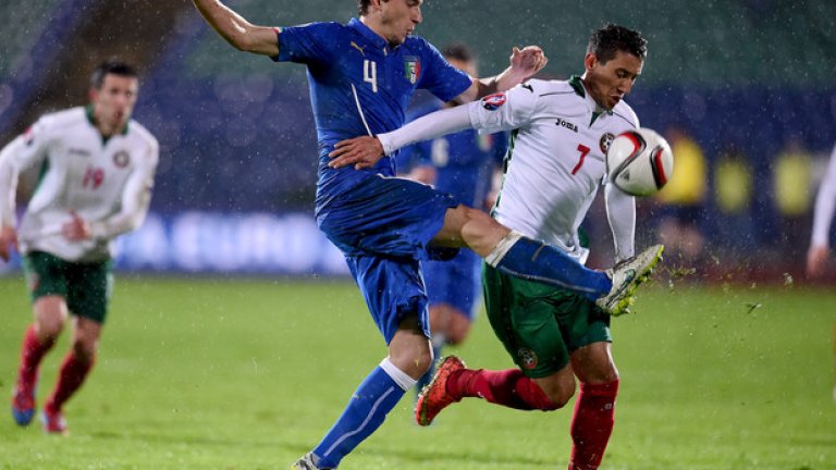 4. Прави дебюта си за националния отбор на Италия през 2014 г. в мач срещу Република Ирландия на „Крейвън Котидж“, след което е част от състава на „адзурите“ за Мондиал 2014.