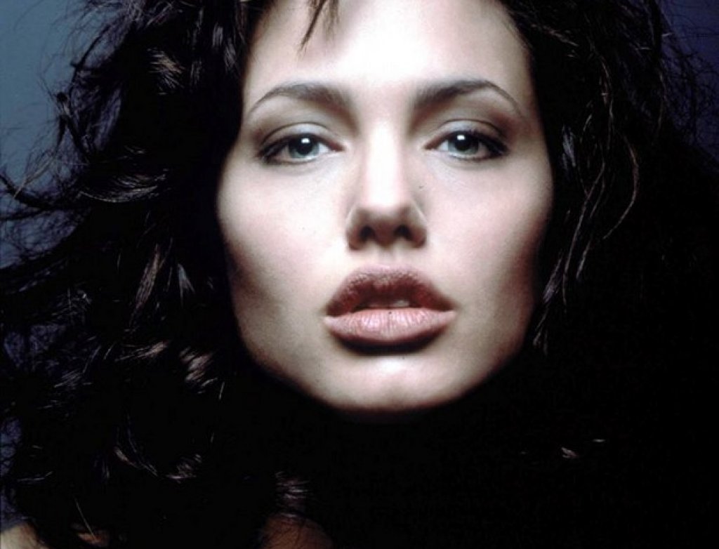 Биографичния филм от 1998-ма "Джия" изстрелва актрисата Анджелина Джоли в голямото кино.