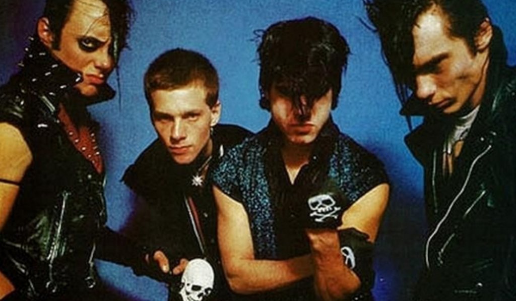 The Misfits (1977)
Те са много повече от просто поредната пънк банда, която стана популярна към края на 70-те. The Misfits въведоха хорър теми в музиката и визията си – за да дадат началото на хорър пънк поджанра. Шок елементите, вкарани от тях, грабнаха вниманието на музиканти от всякакви жанрове и накараха Metallica по-късно да направи кавър версии на няколко от песните им.