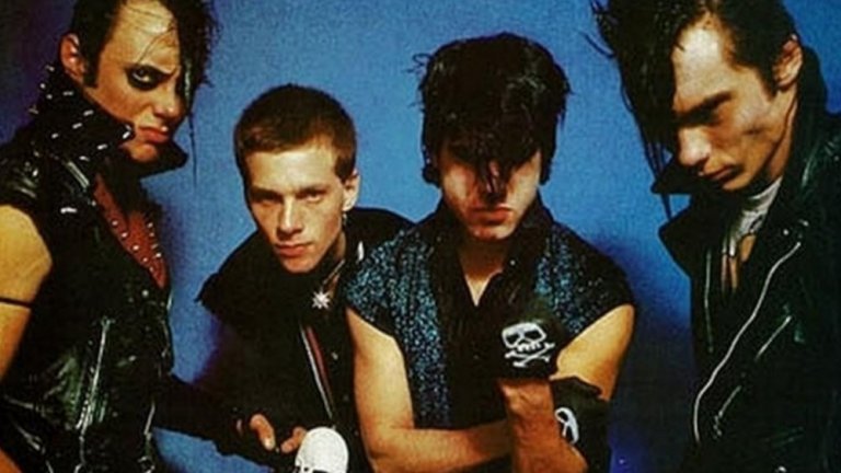 The Misfits (1977)

Те са много повече от просто поредната пънк банда, която стана популярна към края на 70-те. The Misfits въведоха хорър теми в музиката и визията си – за да дадат началото на хорър пънк поджанра. Шок елементите, вкарани от тях, грабнаха вниманието на музиканти от всякакви жанрове и накараха Metallica по-късно да направи кавър версии на няколко от песните им.