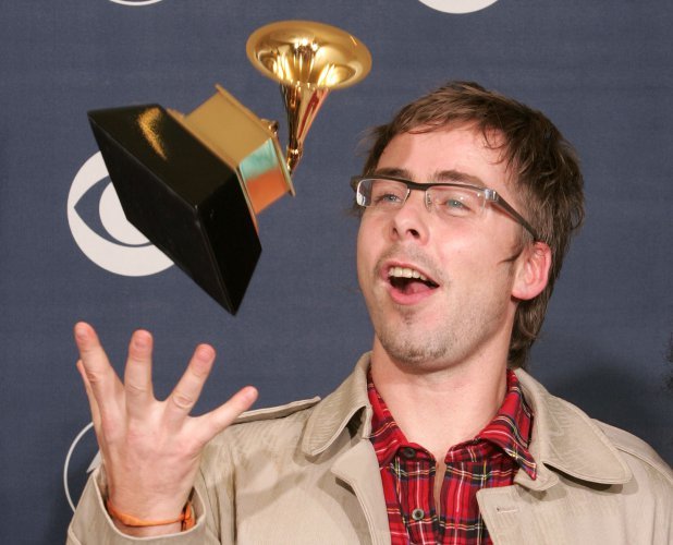 Felix Buxton си подхвърля наградата "Грами" 