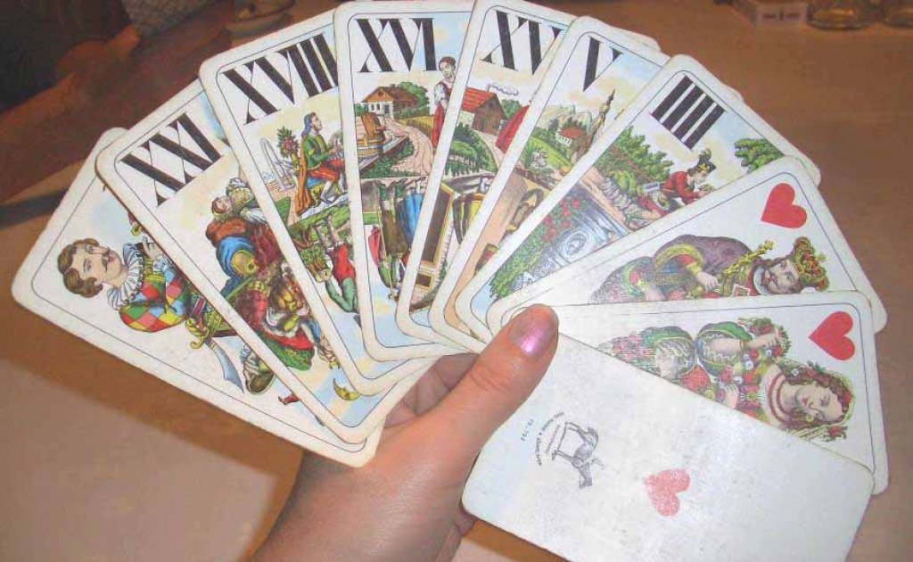 Tarockkarten_in_der_Hand_eines_Spielers