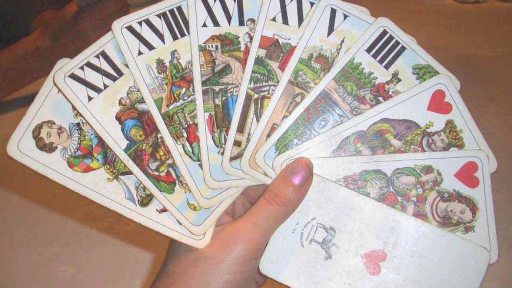 Tarockkarten_in_der_Hand_eines_Spielers