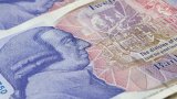 Най-известното произведение на Адам Смит ефективно поставя основите на икономическата наука върху теориите за произхода на парите и пазарите