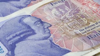 Най-известното произведение на Адам Смит ефективно поставя основите на икономическата наука върху теориите за произхода на парите и пазарите