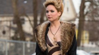 American Hustle 
American Hustle има почти рекордните десет номинации за наградата "Оскар", включително номинация за Дженифър Лорънс за поддържаща женска роля. Все пак тя печели "Златен глобус" в същата категория. 
Филмът е базиран на действителен случай за престъпна схема, разкрита от ФБР през 70-те години на миналия век, а атмосферата е повече от достоверна и бляскава. Лорънс е в ролята на непредсказуемата Розалин – съпруга на ловък измамник, принуден да работи със службите (Крисчън Бейл), за да се спаси от затвора. Образът пасва идеално на Дженифър, която изглежда едновременно секси и доста неуравновесена.