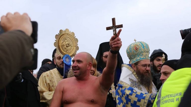 Кой хвана кръста на Богоявление в София