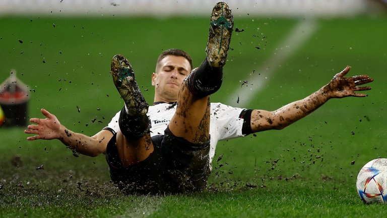 Вила спря перфектната серия на Юнайтед с гол в последната минута