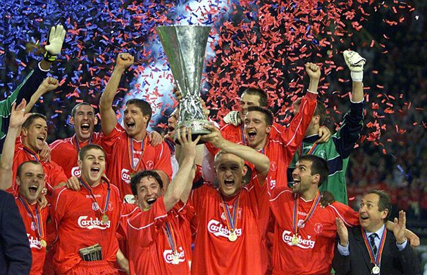 Славни години! Роби Фаулър и Сами Хупия са вдигнали Купата на УЕФА през 2001-а след победата над Алавес.