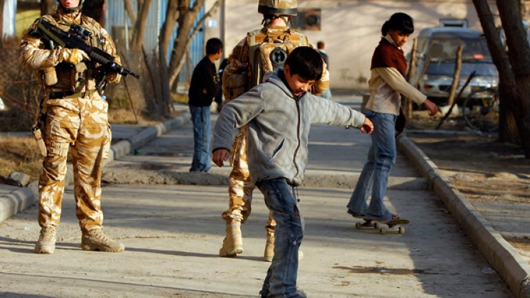 Запада влезе в Афганистан на скейт