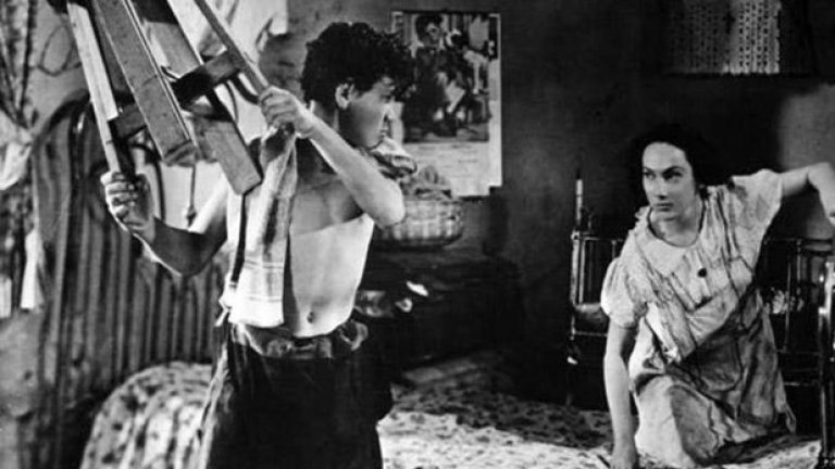 "Забравените"/"Los Olvidados"

Много от късните, европейски филми на Луис Бунюел са отлични. Те показват много, те му донесоха номинации за "Оскар". Мексиканските филми за мен обаче са абсолютът.

Когато той се връща към киното след всички години, в които не се е занимавал с него, мексиканските филми от 50-те години изглеждат като великото му десетилетие.

Има много от тях, и нещата потръгват със "Забравените". Това е първият - и е един от страхотните тийн-филми, ако можете да го наречете така. Красива и тъжна история. Без него не би имало "Pixote", или "Градът на бога", или "Хулигани".

Това е страхотен жанр - историите за проблемни тийнейджъри. Но това е много красив, сюрреалистичен филм. Той има особена неореалистична атмосфера, но е много сюрреалистичен. Всички тези красиви кадри на мечти и сънища на забавен каданс идват от нищото - и са просто поразителни.
