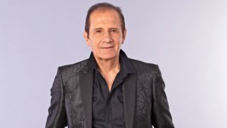 Там той ще представи песента "Мижав интерес".