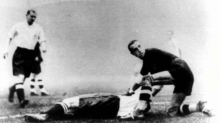 И пак кръв и травми. Вратарят на Италия Карло Чересоли гледа как топката влиза във вратата му, след като се е сблъскал тежко с нападател на Англия. Мачът е през 1934 г., британците печелят с 3:2, а двубоят остава в историята като Войната на "Хайбъри".