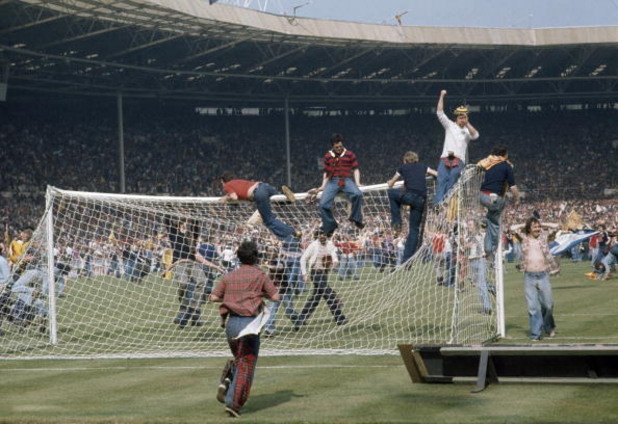  Англия – Шотландия 1:2, 4 юни 1977 г. 

Шотландските запалянковци проявяват небивал интерес към приятелския мач на „Уембли”. Заради очакваната инвазия на неприятелски фенове от север, властите в Англия предприемат крути мерки. В деня на мача транспортът от Глазгоу към Лондон е силно ограничен, което не попречва на 30 000 шотландци в карирани полички да се изтърсят на стадиона. Гордън Макуин и Кени Далглиш вкарват два страхотни гола във вратата на Рей Клемънс, а чак към края Мик Ченън връща едно попадение. Въодушевени, ордите шотландски запалянковци нахлуват на терена, натрошават металните греди и изскубват тревата от чимовете. Всеки от тях си отнася поне стрък трева от „Уембли” за спомен от историческата победа. Някой си Джок от Дънди дори се прибира у дома си с мома англичанка, която успява да забърше по някакъв начин на трибуните. Бракът се оказва устойчив, с три деца и седем внуци. Засрамен, мениджърът на Англия Дон Реви подава оставка.
