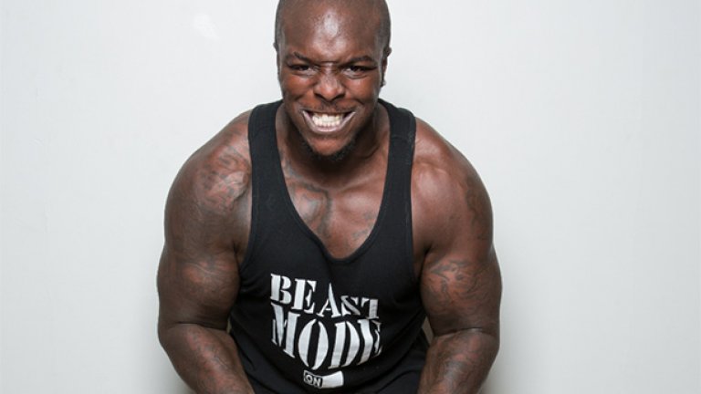 Блъска здраво в залата за фитнес, като от лежанка вдига с лекота 175 килограма.