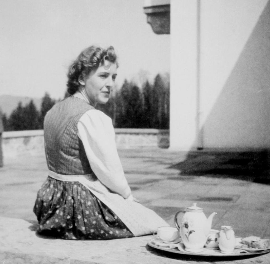 Eva-Braun-beim-Kaffee-Foto