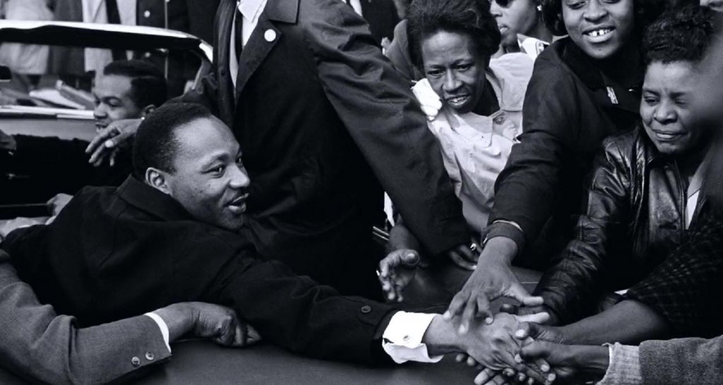 I Am Not Your Negro (2016)Платформа: Amazon PrimeПрез 1979 г. Джеймс Болдуин пише писмо до литературния си агент, в което описва следващия си проект със заглавие "Запомни тази къща". Книгата трябва да представлява революционен, личен разказ за живота и убийствата на трима негови близки приятели: Медгар Евърс, Малкълм X и Мартин Лутър Кинг-младши. До смъртта си през 1987 г. Болдуин е завършил едва 30 страници от този ръкопис, но режисьорът Раул Пек стъпва на тях, за да разкаже с архивни кадри за живота и историята на онези, които поставят началото на движението "Black Lives Matter".