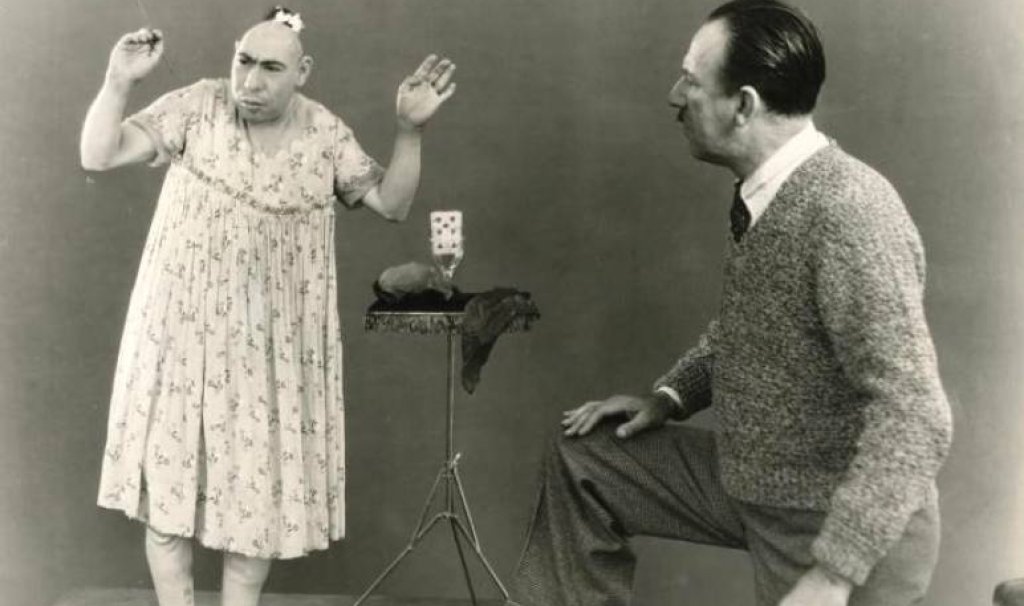 Freaks_(1932_film)._Publicity_still._L_to_R,_Schlitze_Surtees_(actor),_Tod_Browning_(director)._M-G-M_studios