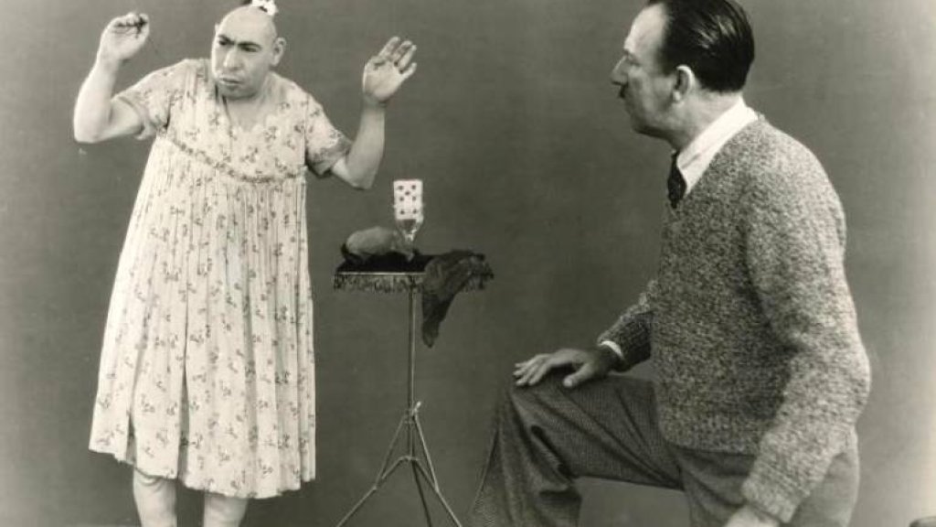 Freaks_(1932_film)._Publicity_still._L_to_R,_Schlitze_Surtees_(actor),_Tod_Browning_(director)._M-G-M_studios