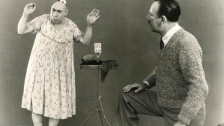 Freaks_(1932_film)._Publicity_still._L_to_R,_Schlitze_Surtees_(actor),_Tod_Browning_(director)._M-G-M_studios