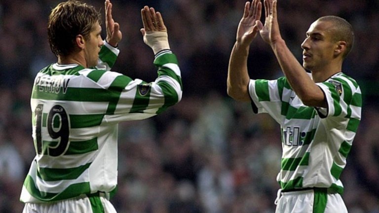 Хенрик Ларсон
Той е един от най-страховитите нападатели в историята , но до 33-та му годишнина най-големите отбори, за които е играл са Фейенорд и Селтик. Разбира се няма нищо срамно, Ларсон винаги ще бъде легенда, но странното е, че едва по-късно той премина през Барселона и Манчестър Юанйтед. Преди да напусне Селтик единственото необичайно нещо в кариерата на Ларсон бе броят на отбелязаните от него голове. Шведът започна в Хелзингборг, след което премина през Фейенорд - в Ередивизи вкарваше по гол на всеки 4 мача. Ларсон бе едва на 26, когато отиде в Шотландия през 1997-а и кариерата му се изстреля моментално. За седем сезона със Селтик той наниза 174 попадения в първенството и общо 242 във всички турнири. Накрая се реши да премине в Барселона по ръководството на Рийкард. Редом до Ето'о и Роналдиньо спечели Шампионската лига през 2006-а, когато влезе като резерва и асистира за двата гола, с които Барса обърна Арсенал. После обаче се завърна в Швеция с екипа на Хелзингборг. И когато всички мислеха, че това е последната стъпка във великата му кариера, Манчестър Юнайтед му даде шанс да играе във Висшата лига през 2007-а по време на почивката в родината му. Той бе толкова полезен за отбора и за титлата през този сезон, че сър Алекс Фъргюсън поиска да остане за постоянно, но Ларсон отказа и после съжали. Все пак Ларсон се завърна в Хелзингборг, апосле завърши кариерата си с кратък престой в Раа и първия му клуб Хогаборг.