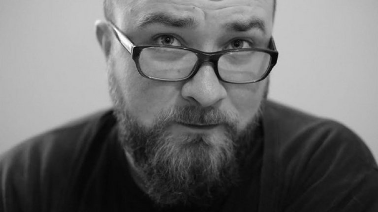 Нинко е роден във Видин, журналист е по образование и професия. Автор, водещ и редактор е в редица специализирани, информационни и лайфстайл печатни, радио и онлайн медии.