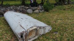 Парчето, за което се предполага, че е част от крилото на самолета, е открито от събирачи на боклук от крайбрежието