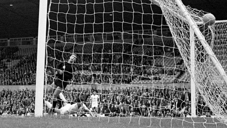 Великият автогол на Иван Вуцов
България – Португалия 0:3, 16 юли 1966 г., стадион „Олд Трафорд“, Манчестър
В първите си мачове от Мондиал-66 португалците бият Унгария с 3:1, докато България губи с 0:2 от световния шампион Бразилия след два гола от преки свободни удари на Пеле и Гаринча. Двубоят в Манчестър се явява решителен и за двата отбора. Но в 17 минута защитникът Иван Вуцов си вкарва автогол, който по-късно ще бъде коронясан като най-красивото изпълнение в собствената си врата за всички времена. В опита си да избие топката извън терена Вуцата поразява българската врата с виртуозно насочване на топката. Попадението съвсем обезсърчава нашите национали, които губят с три гола разлика след още два точни изстрела на Еузебио и Торес. „Вуцов направи най-забележителния удар с глава на цялото световно първенство!“, отбелязва „Дейли Мейл“.