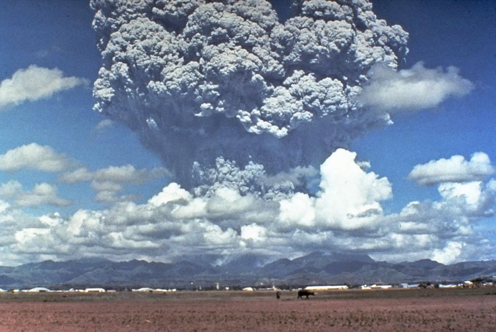 Pinatubo91eruption_plume