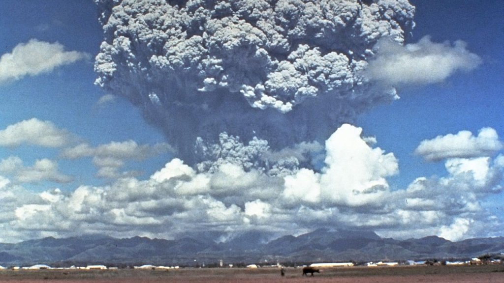 Pinatubo91eruption_plume