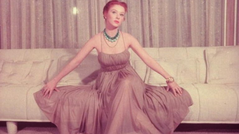 Аманда Блейк, аткриса  
 Най-позната е с ролята г-ца Кити Ръсел в уестърна Gunsmoke.